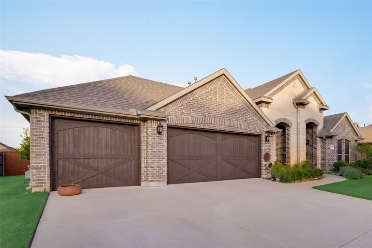 Photo 36 of 38 - 2222 Fallbrooke Dr, Grand Prairie, TX 75050