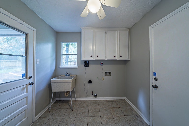 Photo 21 of 37 - 5222 Woodville Ln, Spring, TX 77379