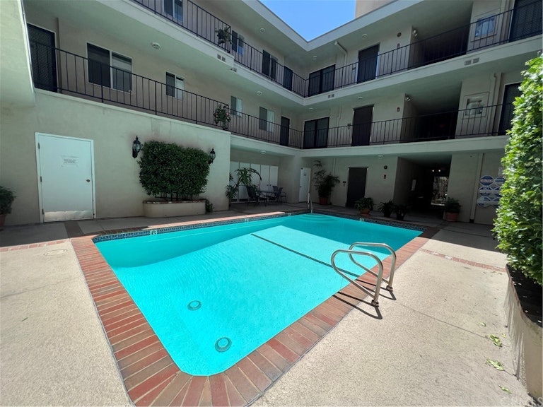 Photo 5 of 13 - 2320 S Bentley Ave #105, Los Angeles, CA 90064