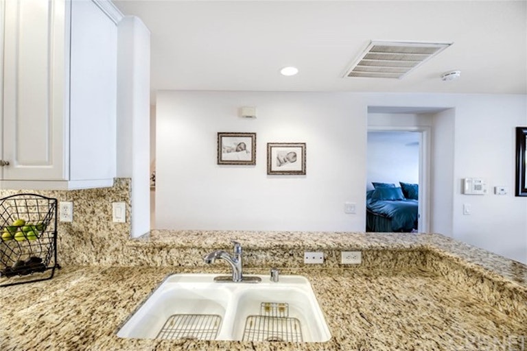 Photo 5 of 26 - 19326 Opal Ln #326, Santa Clarita, CA 91350
