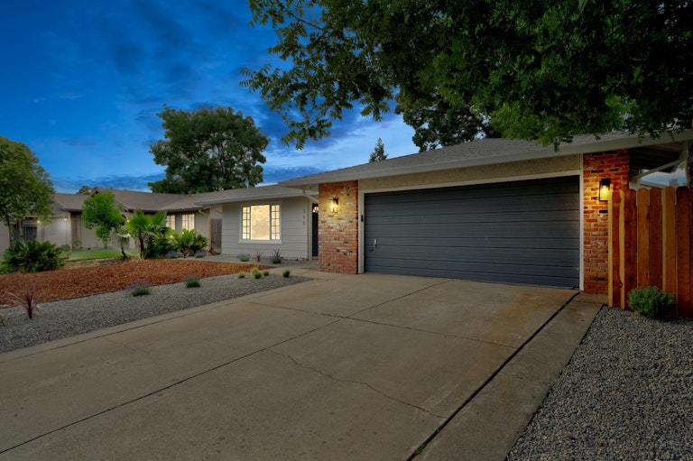 Photo 7 of 16 - 350 Valleywood Dr, Woodland, CA 95695
