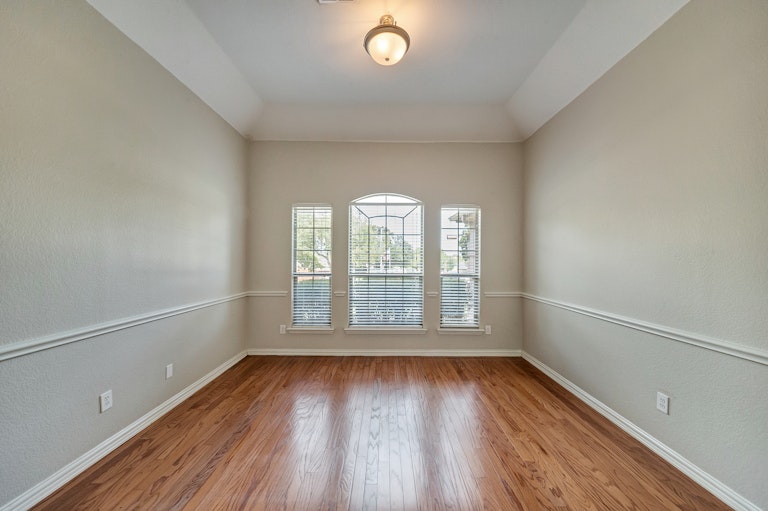 Photo 14 of 32 - 1105 NW Renfro St, Burleson, TX 76028