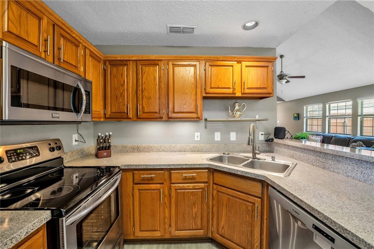Photo 16 of 31 - 915 Azalia Dr, Lewisville, TX 75067