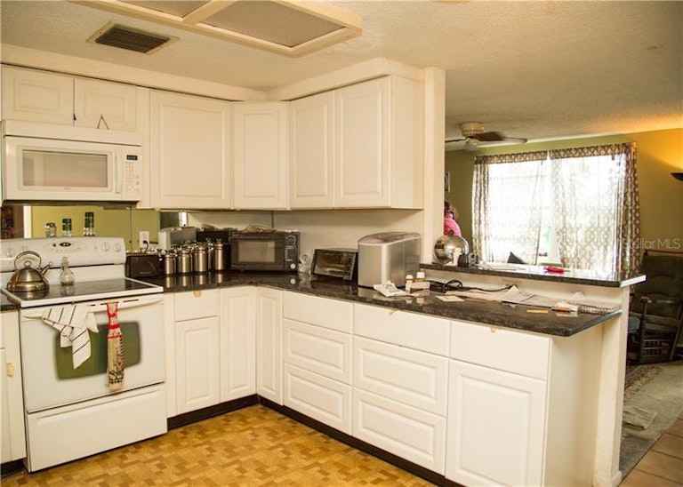 Photo 4 of 11 - 2245 Chatlin Rd, Holiday, FL 34691