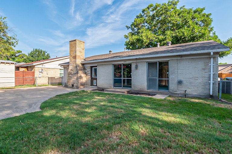 Photo 23 of 27 - 4702 Colgate Ln, Garland, TX 75042