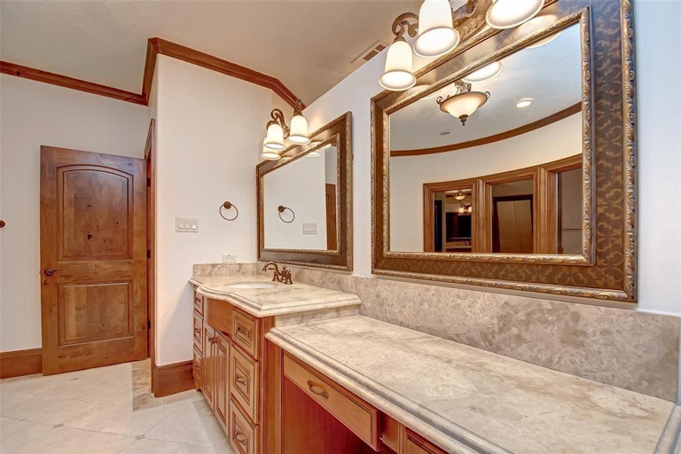 Photo 14 of 23 - 35 Grand Regency Cir, Spring, TX 77382