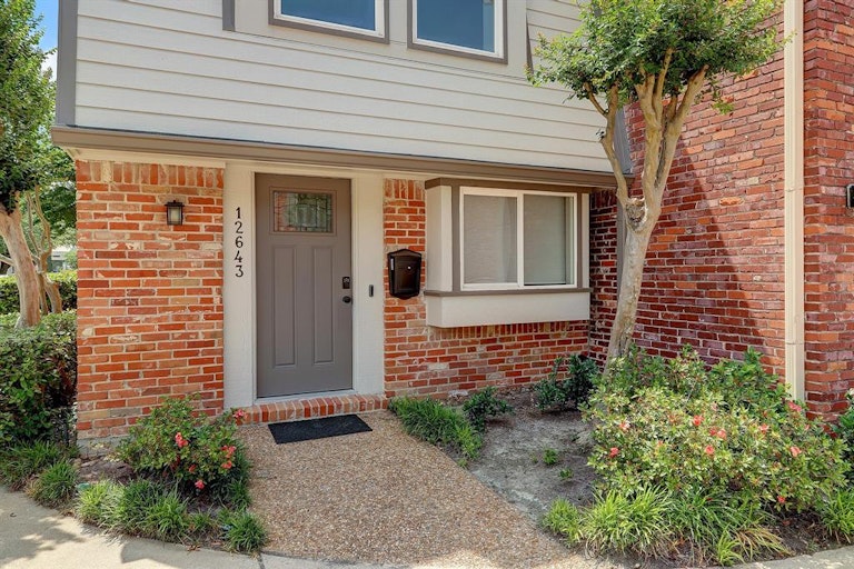 Photo 6 of 42 - 12643 Rip Van Winkle Dr, Houston, TX 77024