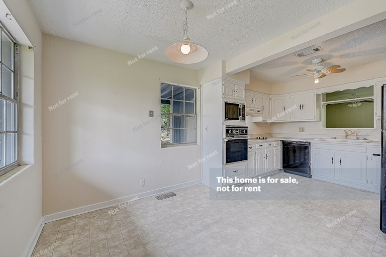 Photo 21 of 34 - 6844 Renee Ter, Jacksonville, FL 32216