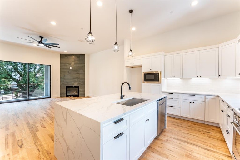 Photo 18 of 40 - 352 Foch St, Fort Worth, TX 76107