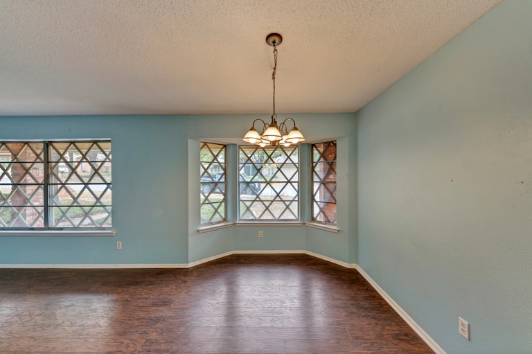 Photo 11 of 23 - 1424 Wreyhill Dr, Hurst, TX 76053