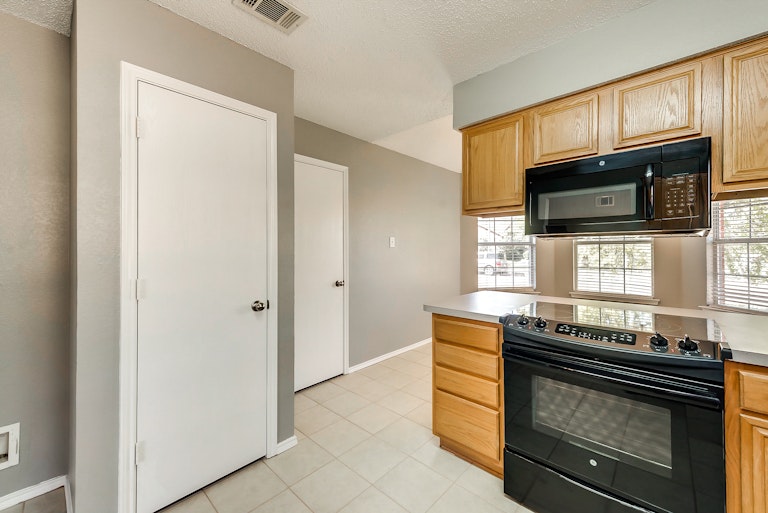 Photo 7 of 27 - 8954 Rushing River Dr, Fort Worth, TX 76118