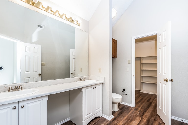 Photo 17 of 25 - 2253 Meadowstone Dr, Carrollton, TX 75006