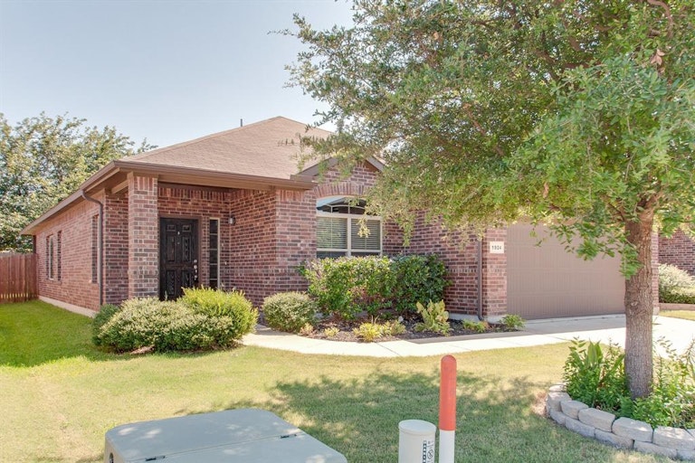Photo 3 of 31 - 1924 Kachina Lodge Rd, Fort Worth, TX 76131