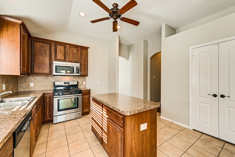 Photo 10 of 27 - 8508 Minturn Dr, Fort Worth, TX 76131
