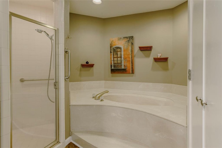 Photo 19 of 33 - 5918 Chimney Wood Cir, Fort Worth, TX 76112