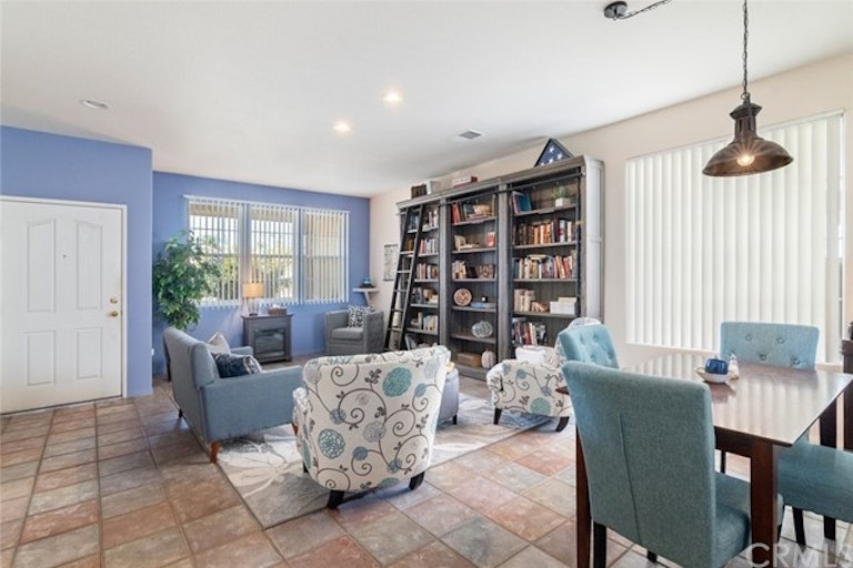 Photo 9 of 39 - 2077 Saint Emilion Ln, San Jacinto, CA 92583