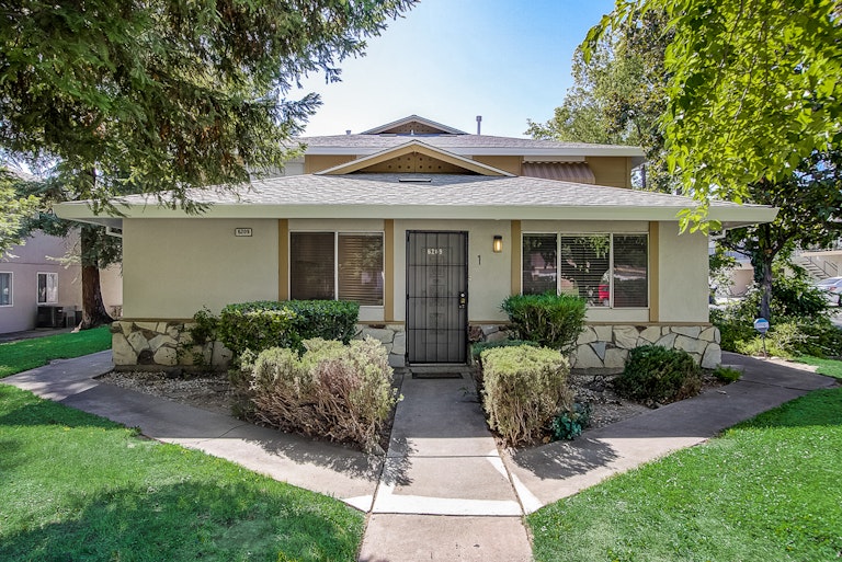 Photo 11 of 27 - 6209 Longford Dr #1, Citrus Heights, CA 95621