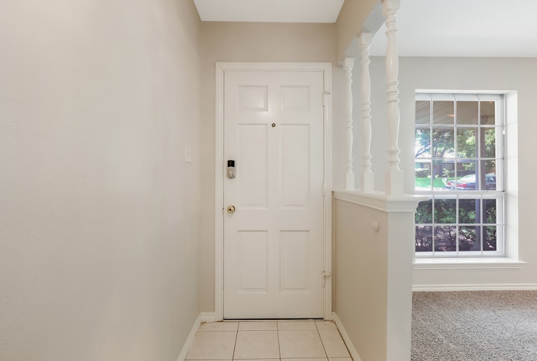 Photo 3 of 25 - 221 Meadowcreek Dr, Desoto, TX 75115