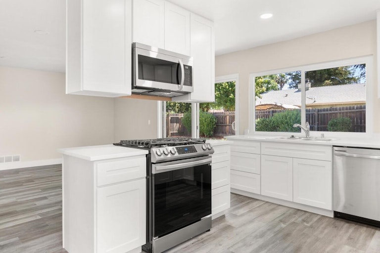 Photo 12 of 27 - 1723 Midway Dr, Woodland, CA 95695