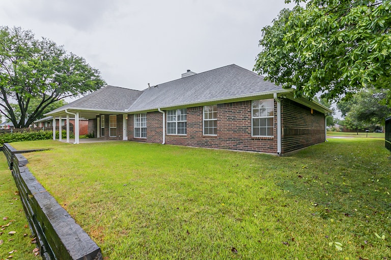 Photo 28 of 28 - 124 Hummingbird Ln, Justin, TX 76247