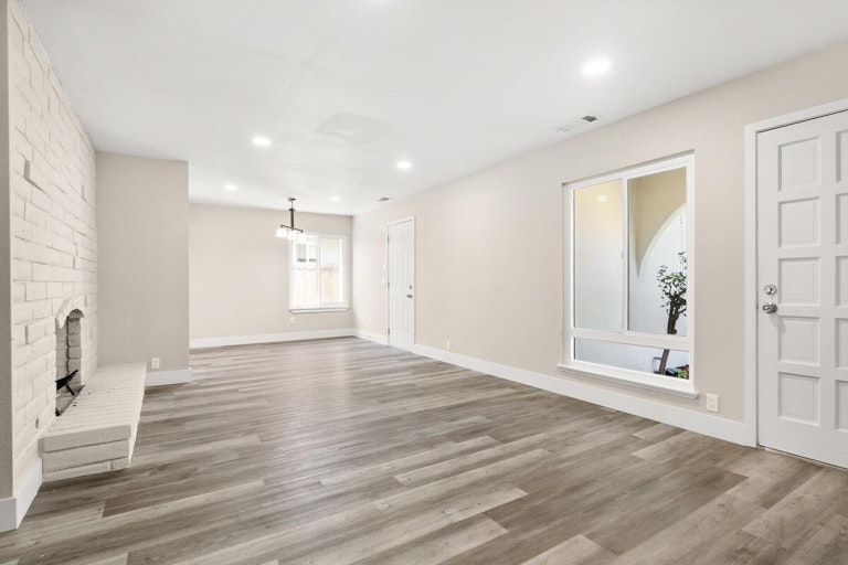 Photo 6 of 27 - 1723 Midway Dr, Woodland, CA 95695