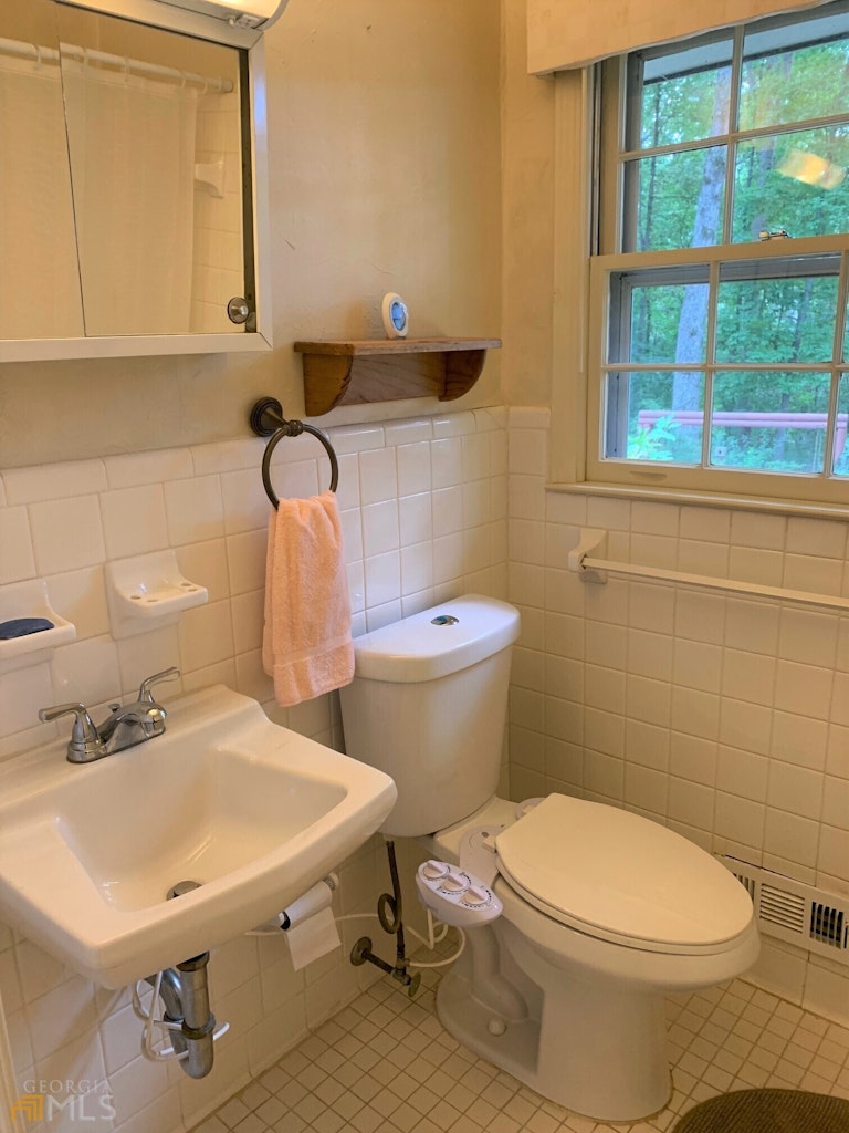 Photo 33 of 43 - 2761 Hickory Trl, Snellville, GA 30078