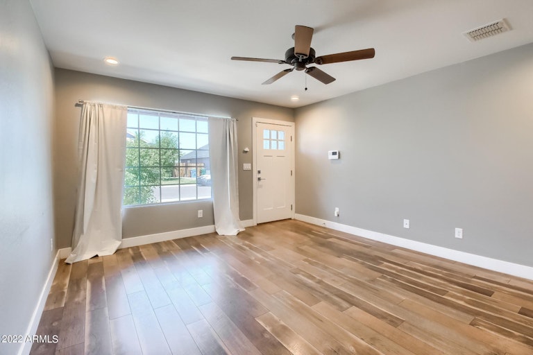 Photo 6 of 23 - 5033 S 11th Pl, Phoenix, AZ 85040