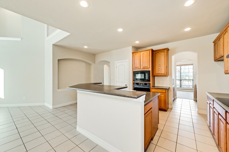 Photo 9 of 26 - 4310 Bluffview Dr, Sachse, TX 75048