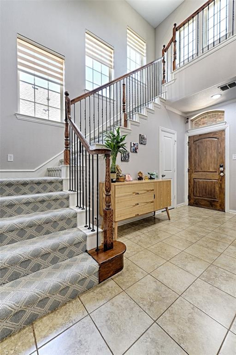Photo 4 of 32 - 204 Vagon Castle Ln, Lewisville, TX 75056
