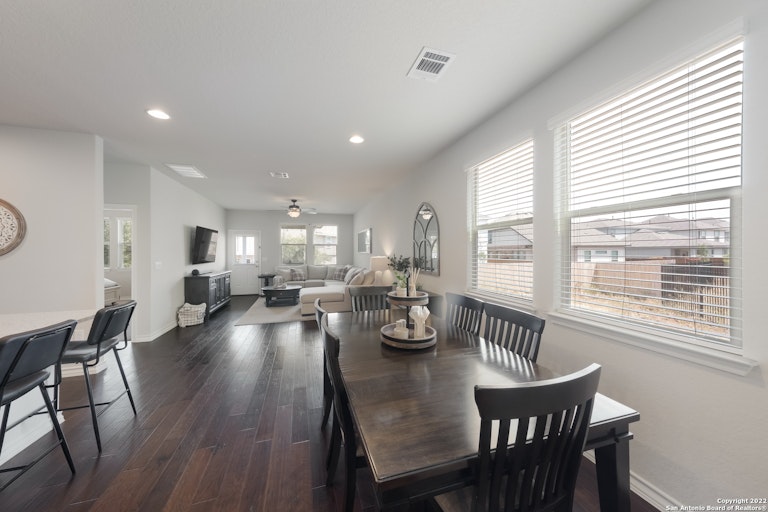 Photo 6 of 26 - 5503 Burr Blf, San Antonio, TX 78266