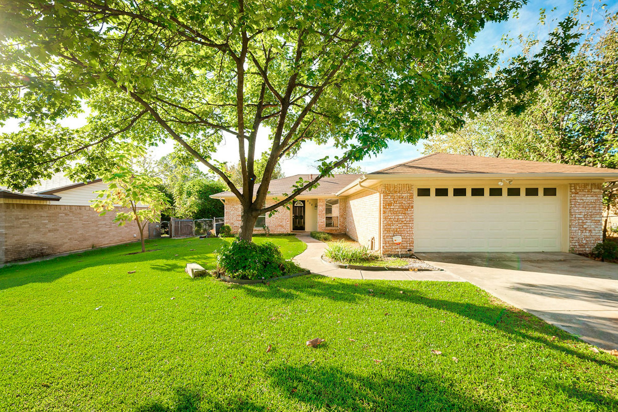 Photo 1 of 25 - 808 S Atkerson Ln, Euless, TX 76040