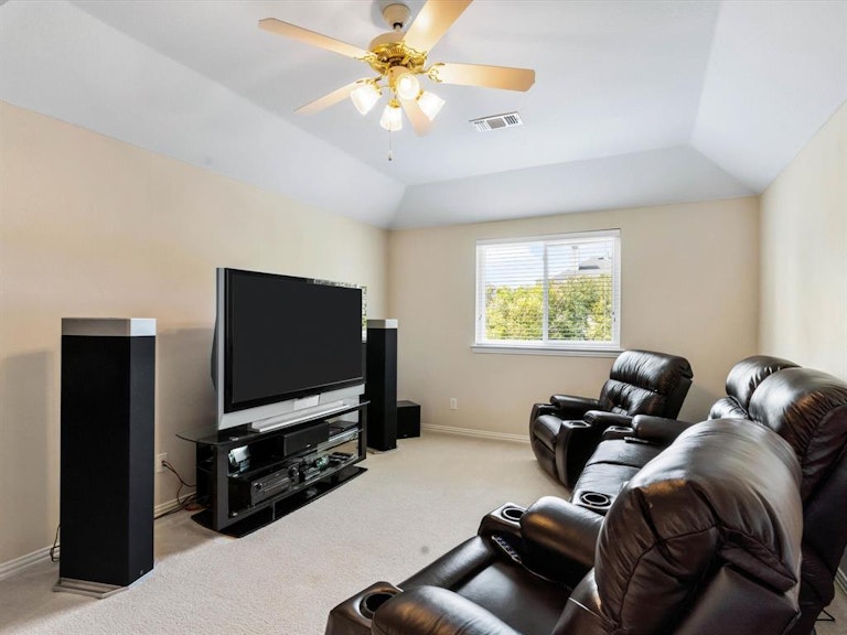 Photo 19 of 40 - 6916 Canyon Springs Rd, Fort Worth, TX 76132
