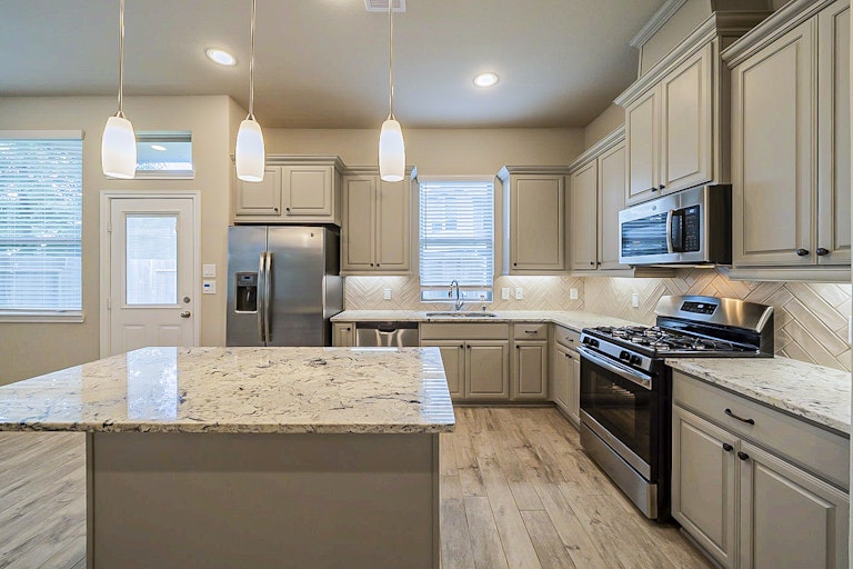 Photo 4 of 32 - 12426 Alora Bluff Trl, Humble, TX 77346