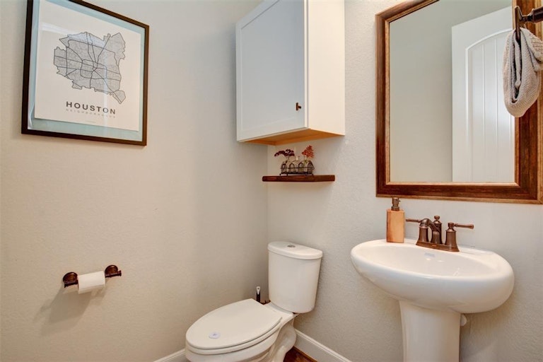 Photo 19 of 33 - 10009 Granary Dr, Houston, TX 77080