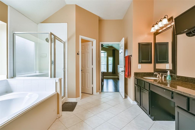 Photo 31 of 41 - 3111 Genessee Creek Ln, Friendswood, TX 77546