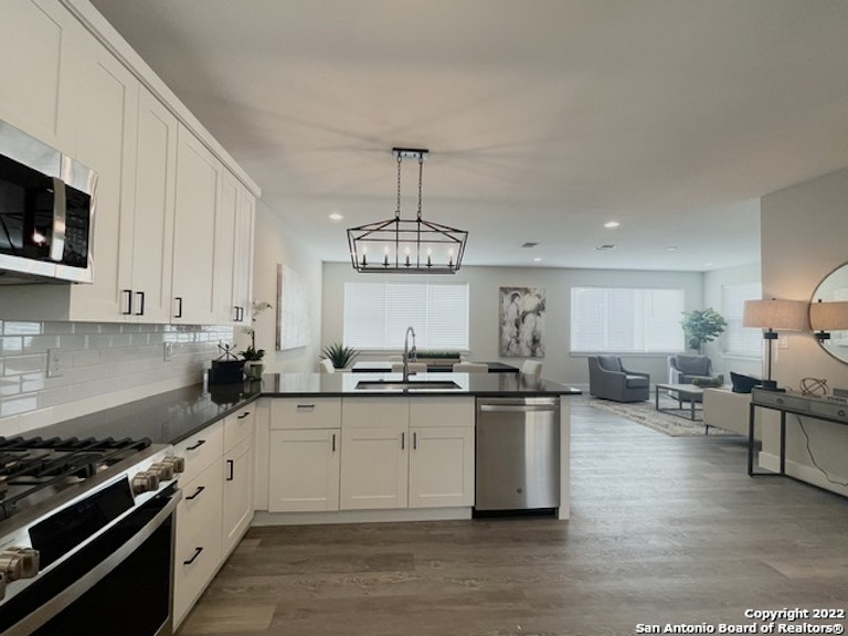 Photo 10 of 26 - 1618 W Lawndale Dr #5, San Antonio, TX 78209