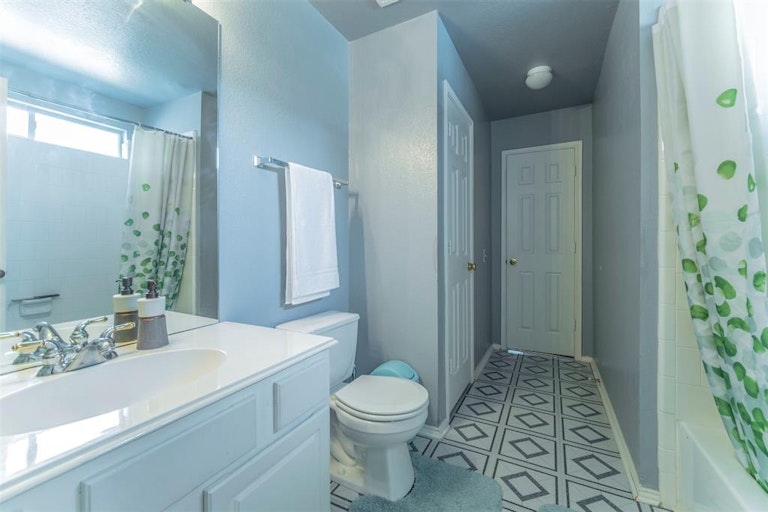 Photo 24 of 28 - 801 Saint Eric Dr, Mansfield, TX 76063