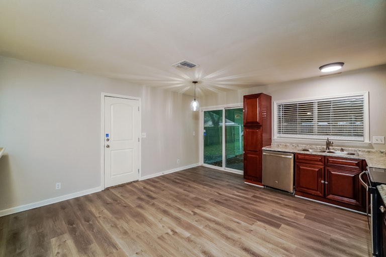 Photo 13 of 25 - 7115 Glen Trl, San Antonio, TX 78239