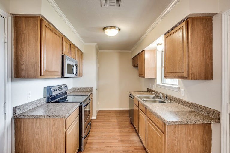 Photo 5 of 21 - 4015 Topaz Dr, Mesquite, TX 75150