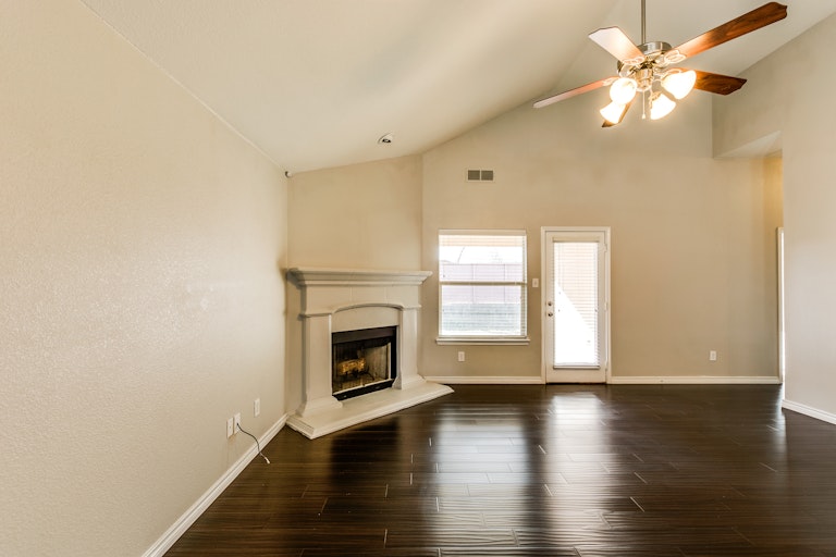 Photo 12 of 29 - 2712 Triangle Leaf Dr, Fort Worth, TX 76244