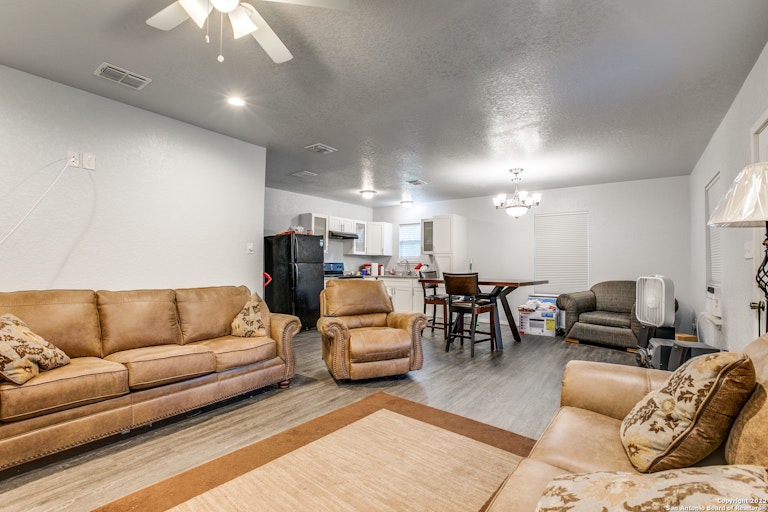 Photo 8 of 21 - 451 Ferris Ave, San Antonio, TX 78220