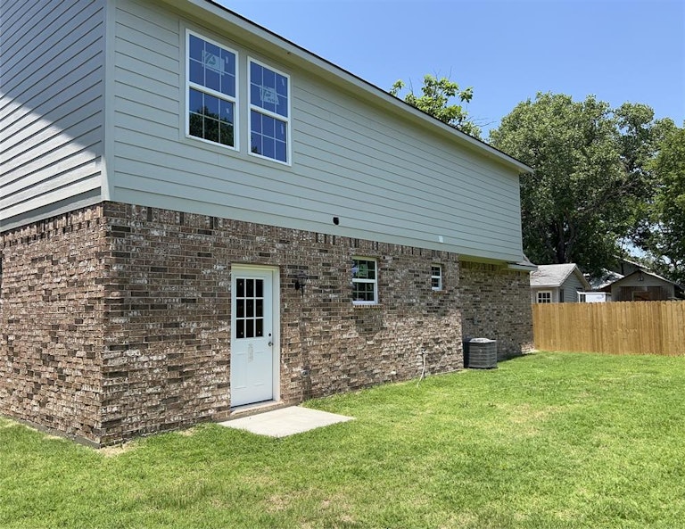 Photo 6 of 7 - 405 Hitt St, Seagoville, TX 75159