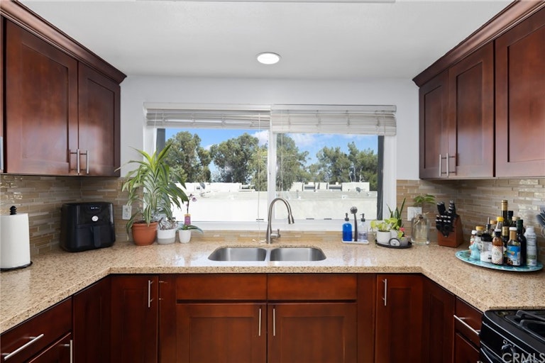 Photo 6 of 11 - 237 Ridge Terrace Ln, Montebello, CA 90640