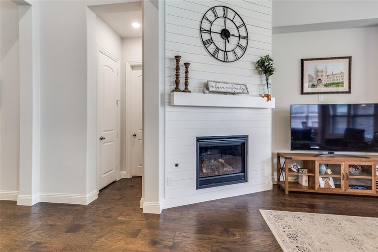 Photo 9 of 33 - 2404 Carrington Dr, Mansfield, TX 76063