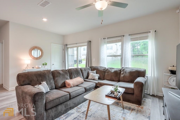 Photo 8 of 33 - 5341 Glade Park Dr, Lilburn, GA 30047
