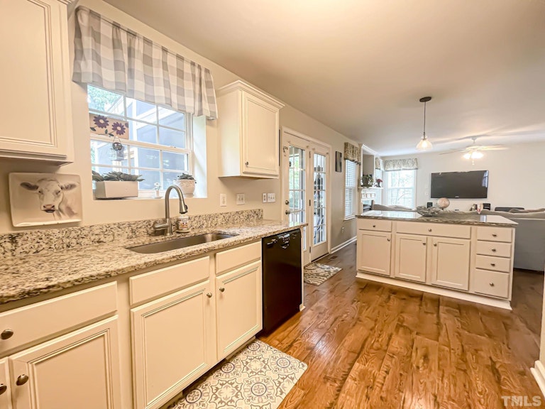 Photo 6 of 21 - 2408 Summit Dr, Hillsborough, NC 27278