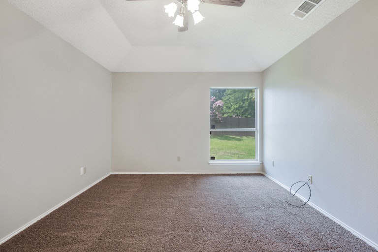 Photo 18 of 25 - 10605 Cobblestone Dr, Benbrook, TX 76126