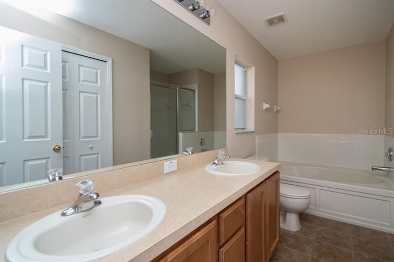 Photo 13 of 25 - 31023 Baclan Dr, Wesley Chapel, FL 33545