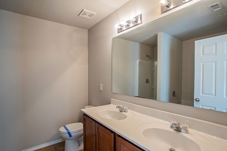 Photo 13 of 17 - 10911 Bosal Trl, San Antonio, TX 78245