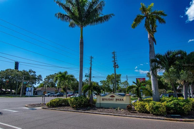 Photo 4 of 23 - 6440 27th Ave N, Saint Petersburg, FL 33710